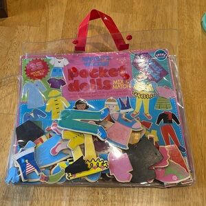 Magnetic wooden pocket dolls